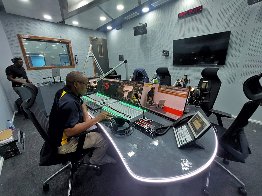 Bongo FM en Tanzania selecciona la consola AEQ FORUM IP SPLIT para su estudio principal
