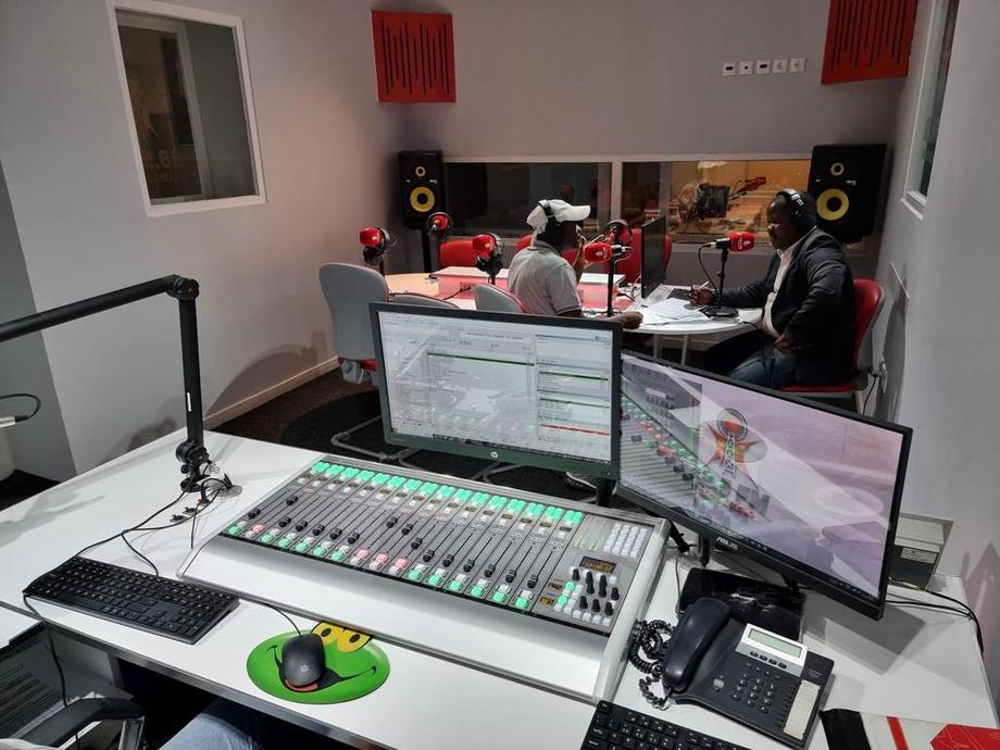 Rádio Escola confía en la consola AEQ Forum IP Split en su nuevo estudio de emisiones