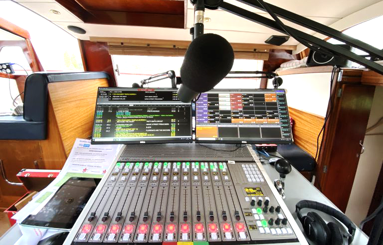 CHRIS EVANS realiza un programa de VIRGIN RADIO UK desde su barco con la mesa AEQ FORUM IP 