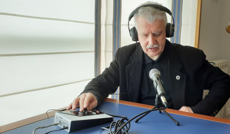 GORKA ZUMETA PRESENTA A DISTANCIA SU NUEVO LIBRO  ”La radio: El acompañante silenciado”