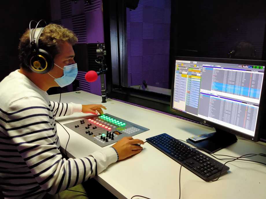 El instituto LUIS BUÑUEL de Móstoles estrena un estudio de radio profesional