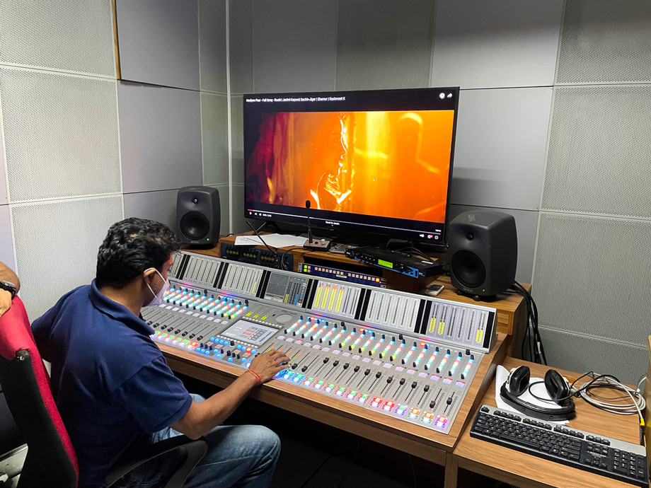 La radiotelevisión pública de Mauricio MBC instala una consola ATRIUM en su estudio principal de TV