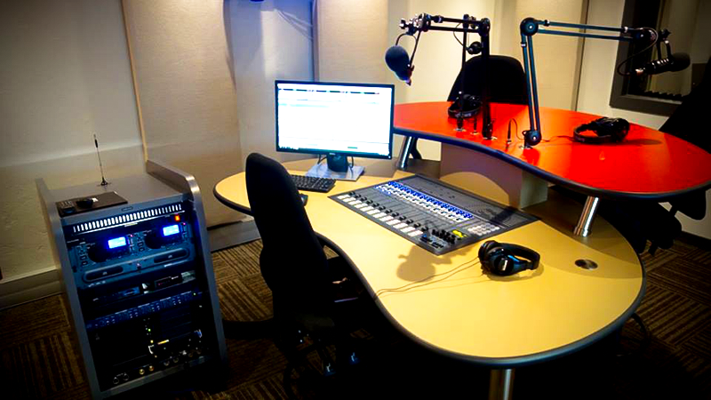 RADIO SAJONISI en Sudáfrica eligió la consola FORUM de AEQ para su estudio de emisión 