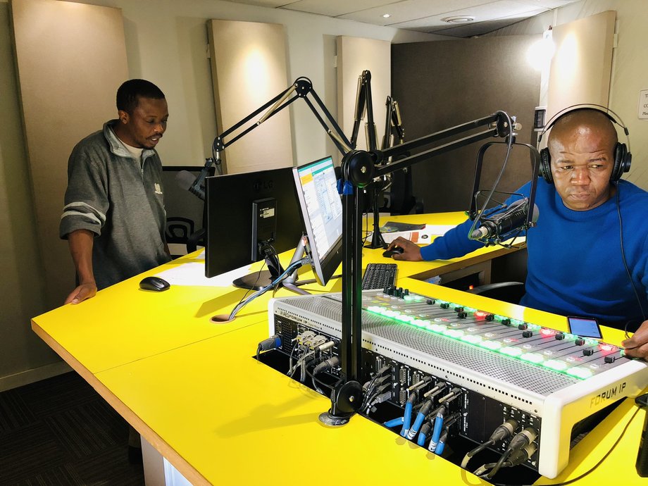La emisora sudafricana RADIO MAHIKENG selecciona las consolas digitales de AEQ FORUM para sus estudios 