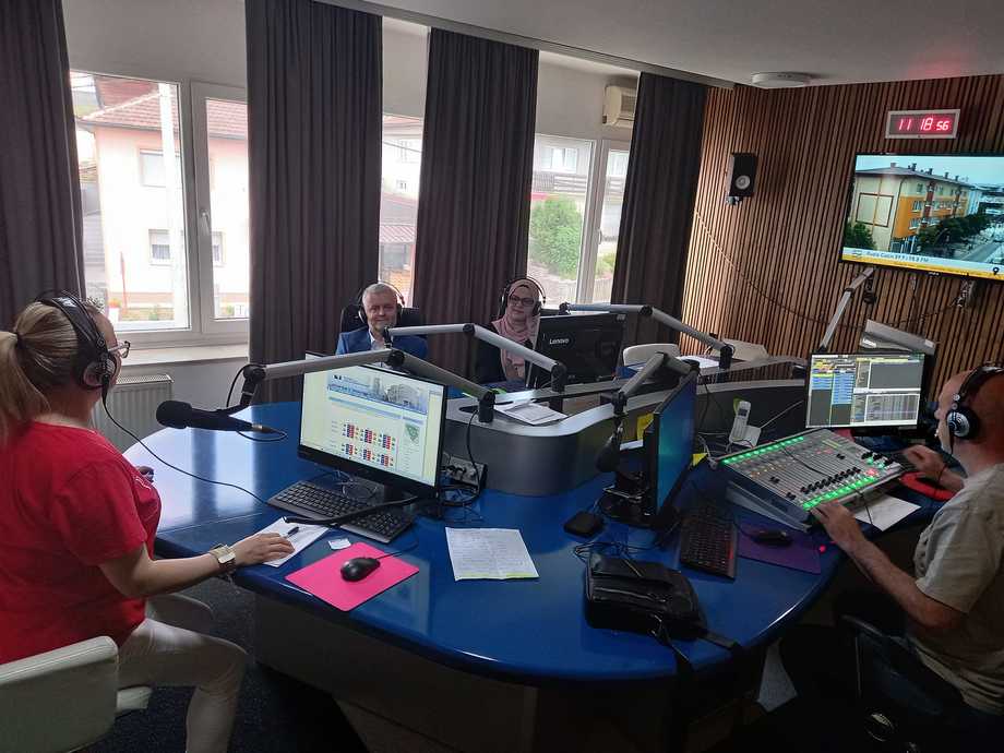 Tecnología digital AEQ en el estudio de emisiones de RADIO CAZIN en Bosnia
