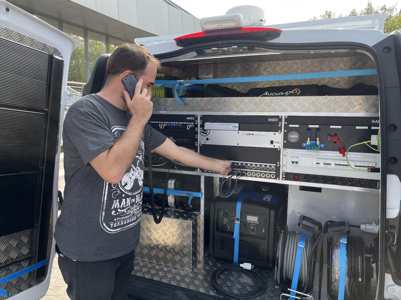 AEQ ha integrado tres unidades móviles de radio para un gran cliente internacional
