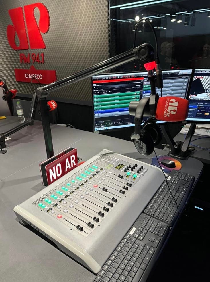 Consola digital de Audio AEQ CAPITOL IP en Radio Joven Pam Chapeco