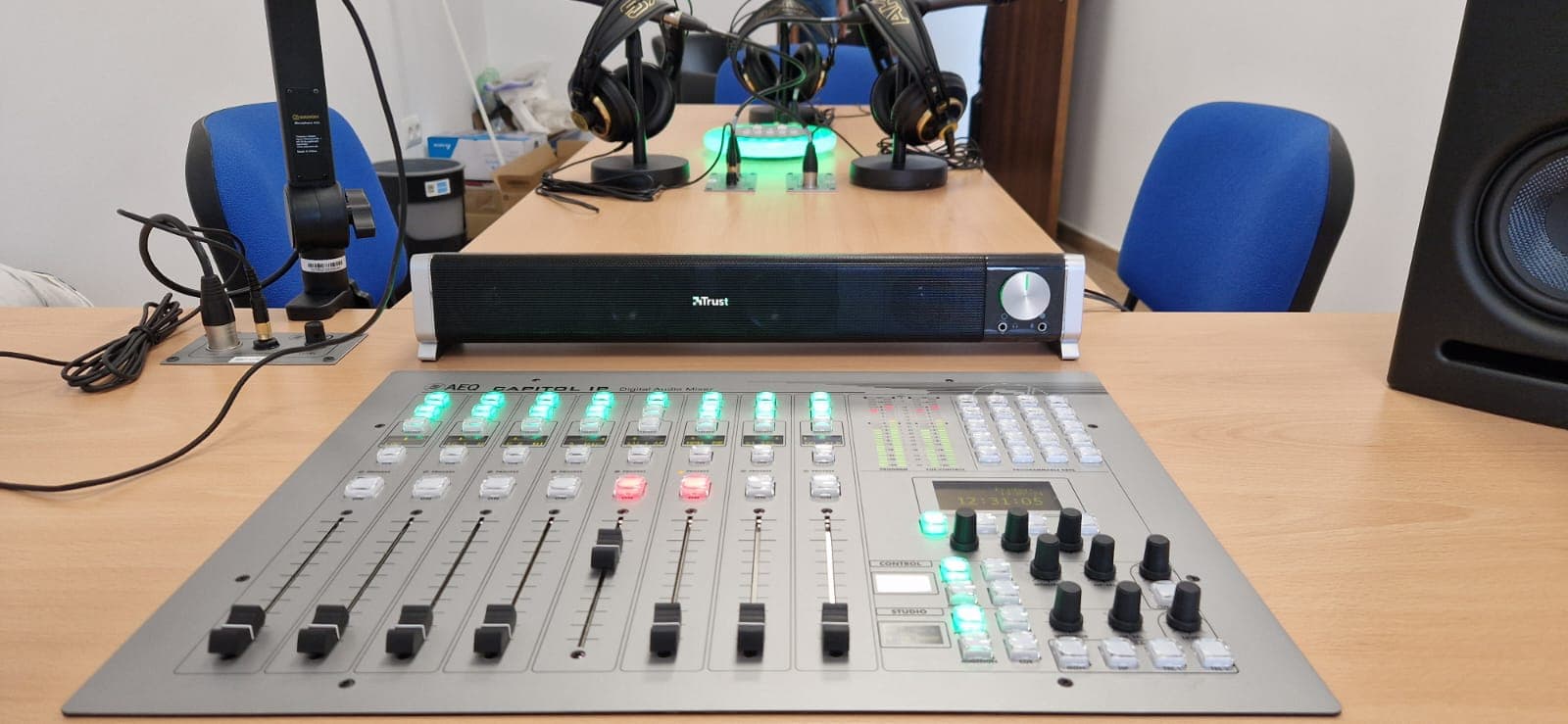 La emisora municipal Radio Siberia renueva su estudio con tecnología AEQ