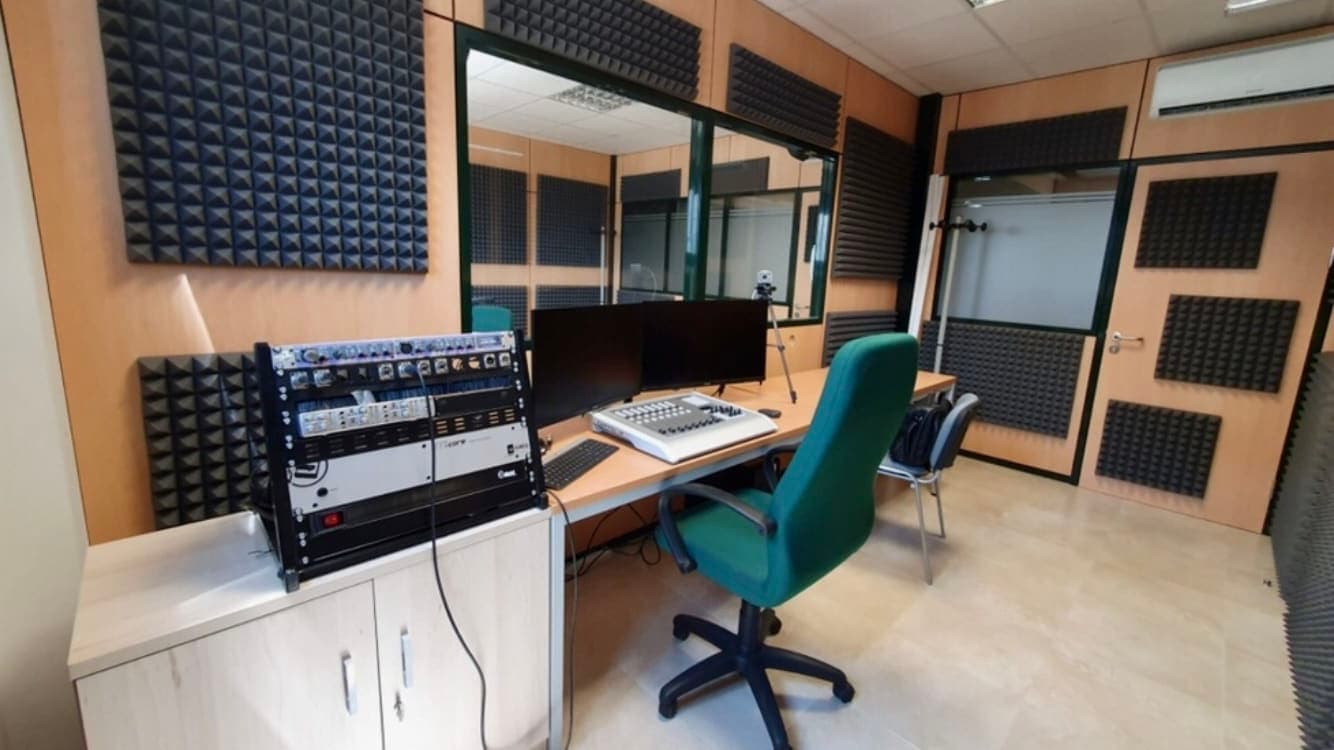 LA RADIO MUNICIPAL DE QUER TRABAJA EN DIGITAL CON MEZCLADOR AEQ CAPITOL-IP
