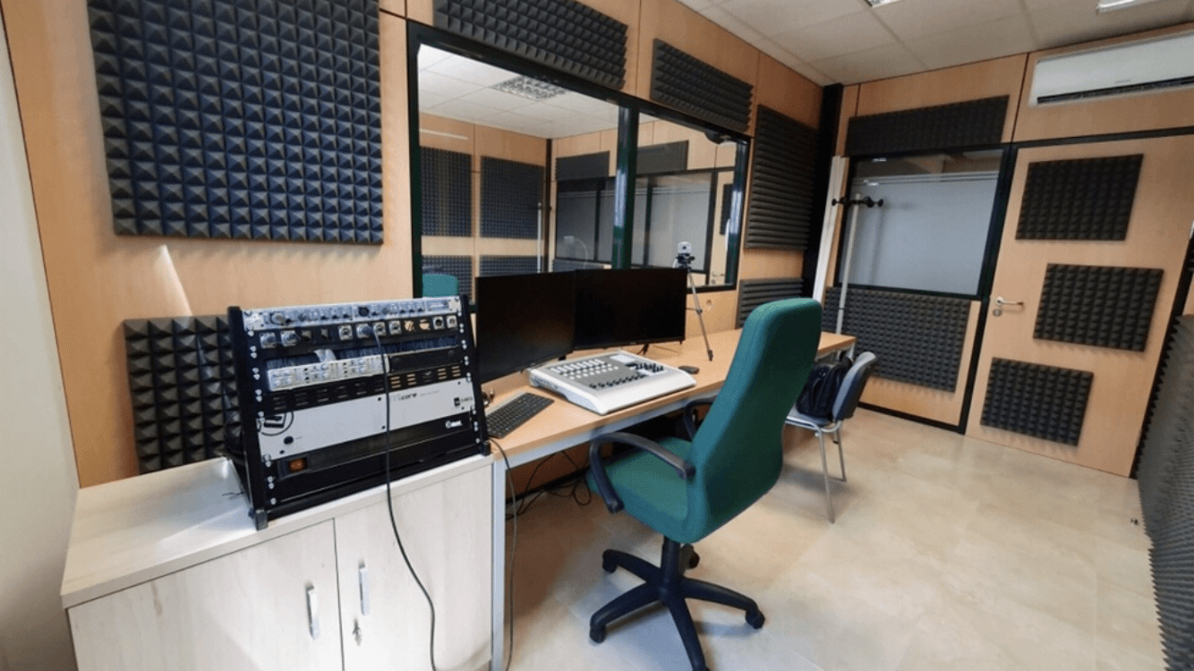 LA RADIO MUNICIPAL DE QUER TRABAJA EN DIGITAL CON MEZCLADOR AEQ CAPITOL-IP