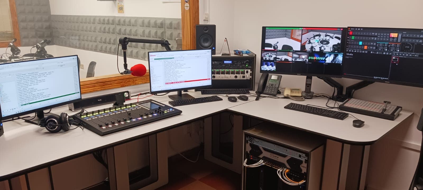 RADIO FÓRUM DE MÉRIDA ESTRENA COMPLETA RENOVACIÓNTÉCNICA CON LOS EQUIPOS DE ÚLTIMA GENERACIÓN DE AEQ